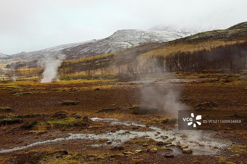 冬季热气腾腾的温泉，山上，斯特罗库尔间歇泉，冰岛，欧洲图片素材