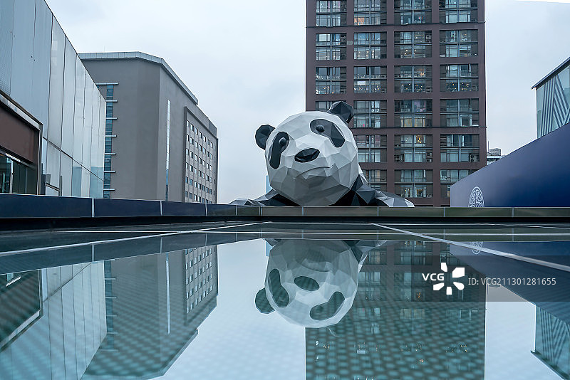 成都国际金融中心IFS楼顶上的大熊猫模型图片素材