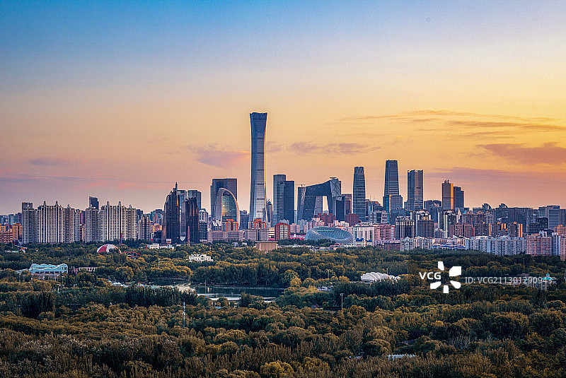 中国北京首都北京朝阳瞰都国贸CBD城市天际线金秋十月凤凰中心图片素材