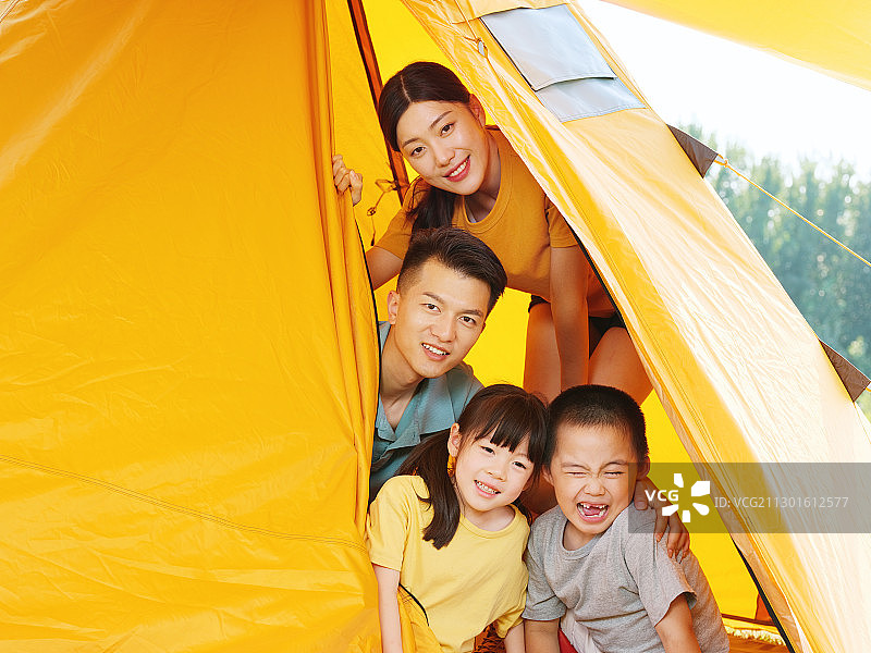 快乐的四口之家在帐篷里合影图片素材