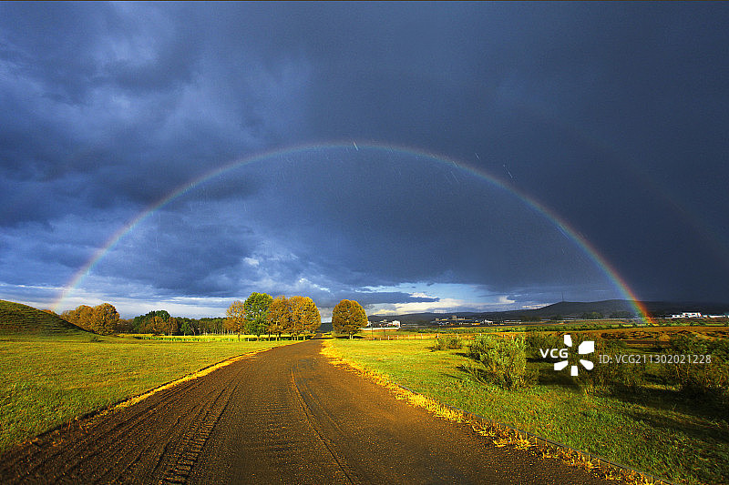 草原上的双彩虹奇观图片素材