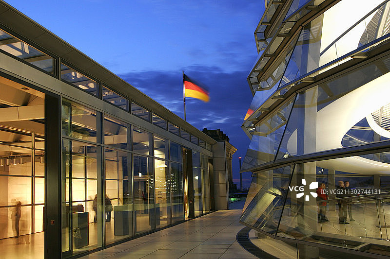 德国柏林的国会大厦圆顶和德国国旗图片素材