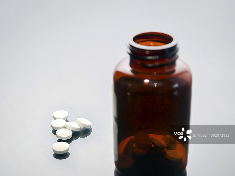 氟哌啶醇(Haloperidol)处方药瓶——用于治疗精神分裂症和急性精神病的抗精神病药物，最早于1958年开发。图片素材