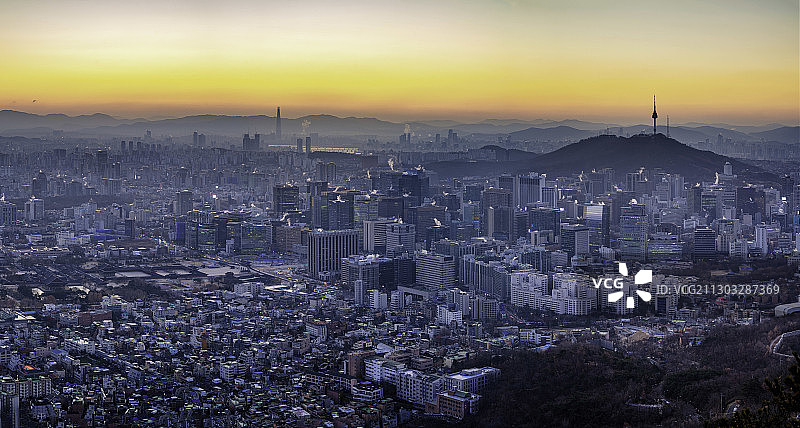 韩国首尔，日落时天空下城市建筑的高角度视图图片素材
