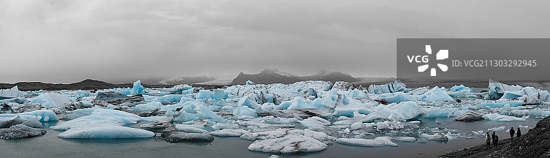 冰冻的湖对天空的风景图片素材