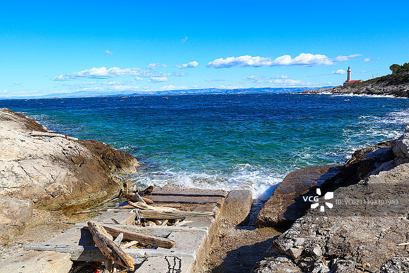 克罗地亚维斯，蓝天映衬下的美丽海景图片素材