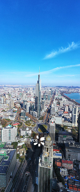 竖直画幅的南京紫峰大厦与中山路图片素材