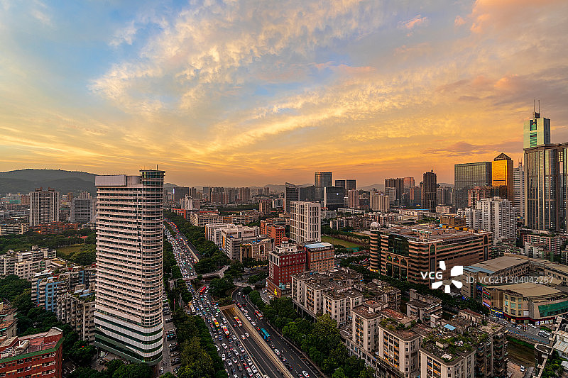 黄昏日落广州城市天际线摩天大楼建筑都市风光经济商务金融图片素材