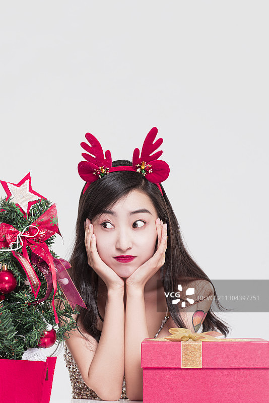 美女圣诞节装饰圣诞树图片素材