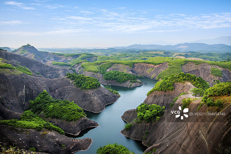湖南郴州高椅岭丹霞地貌中的湖滨图片素材