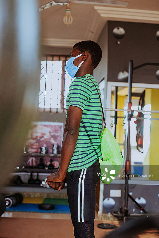 健康和活跃的年轻黑人男孩在健身房戴着口罩，特马，加纳图片素材