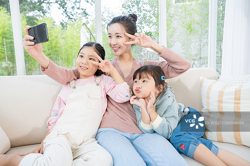 幸福快乐的家庭画像，年轻的母亲和两个女儿106图片素材