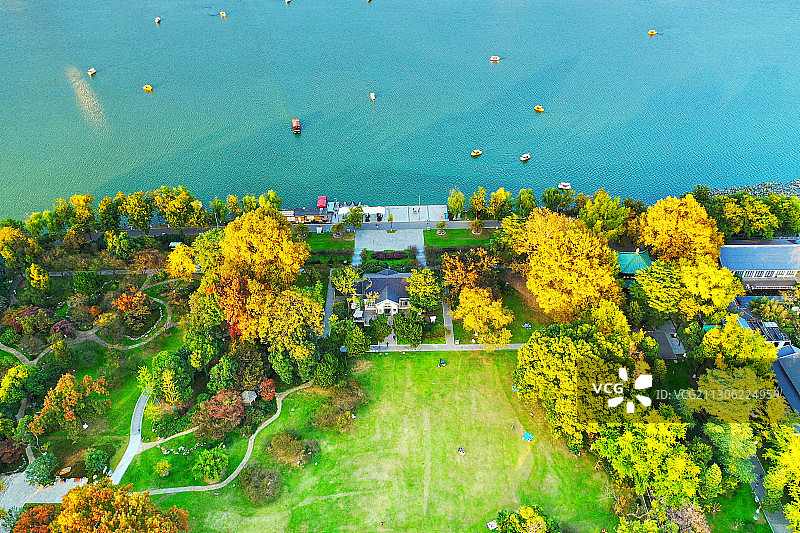 色彩斑斓的南京玄武湖梁洲的草地和梁洲码头图片素材