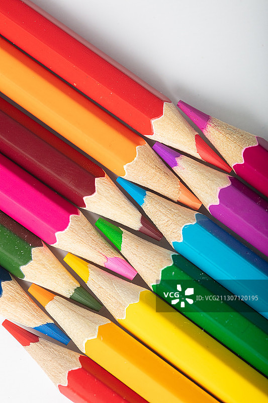 彩虹色的铅笔在纯白色的背景图片素材