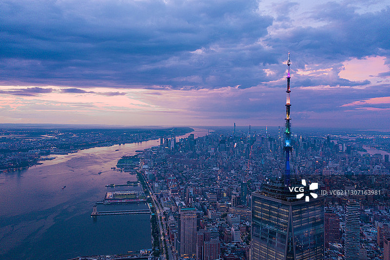 城市建筑在多云的天空下的鸟瞰，纽约，美国，美国图片素材