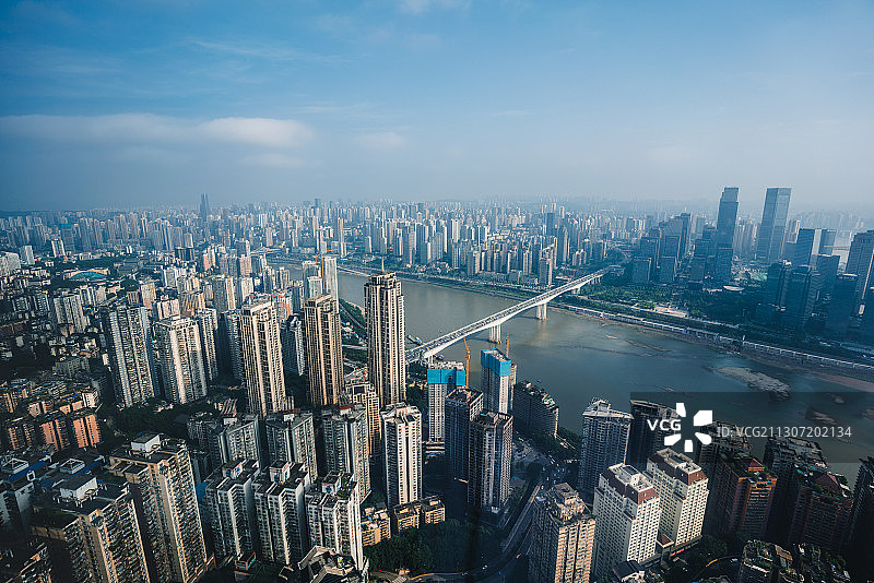雾中的上海陆家嘴金融区鸟瞰图，中国重庆图片素材