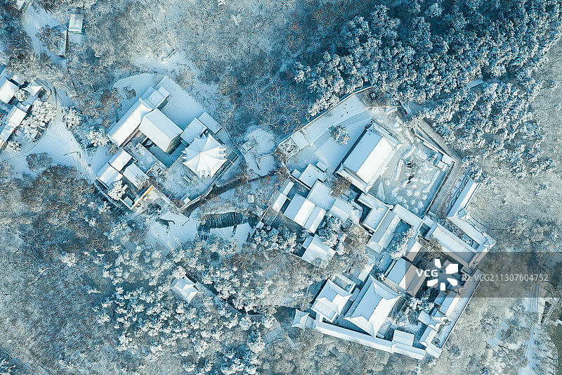 冬天早晨无人机航拍树林中的寺庙古建筑图片素材