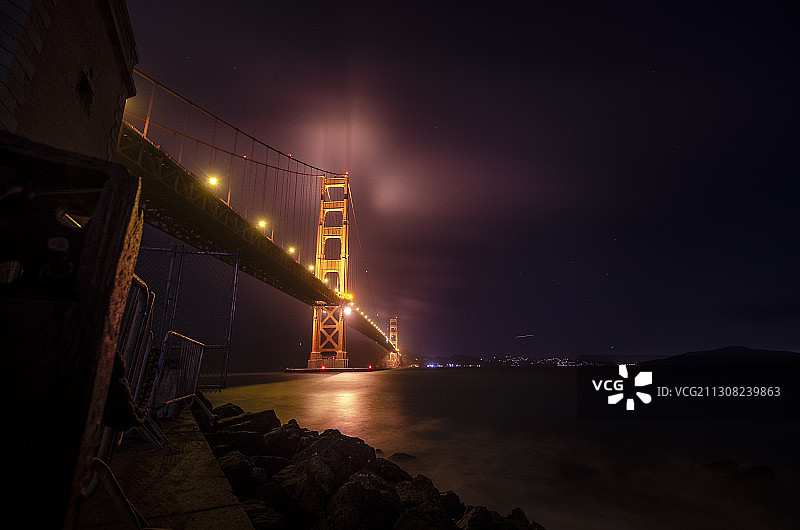 低角度的照明桥在海上对天空在晚上图片素材