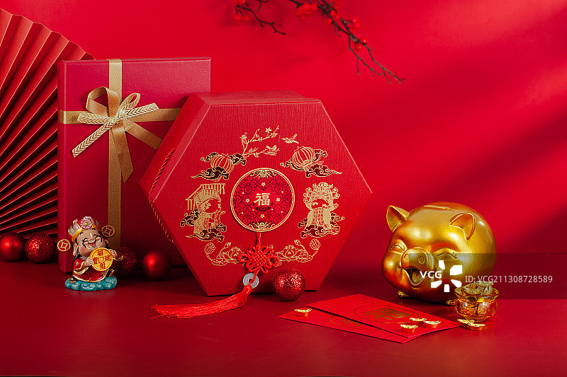 新年喜庆礼盒和金色小猪图片素材