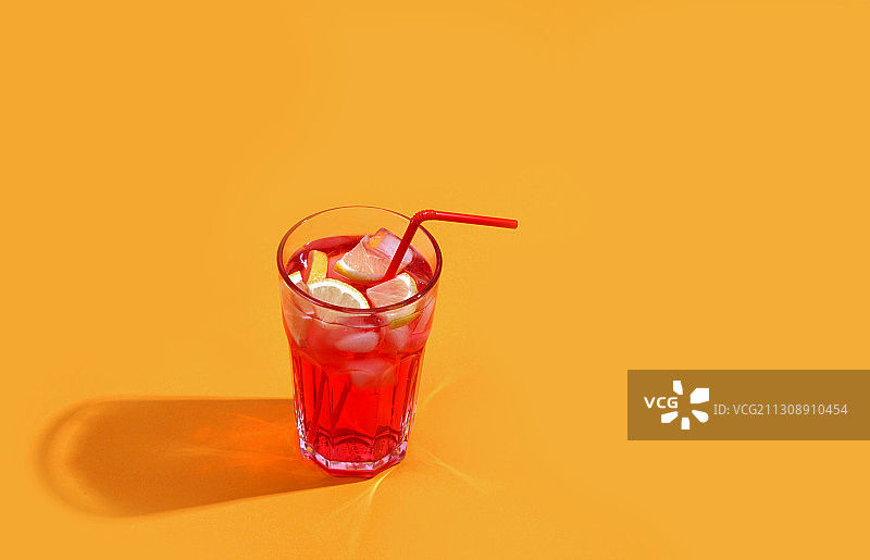 特写的饮料在玻璃上的橙色背景，俄罗斯图片素材