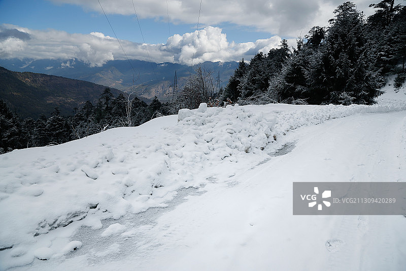 冬季积雪-不丹山路图片素材