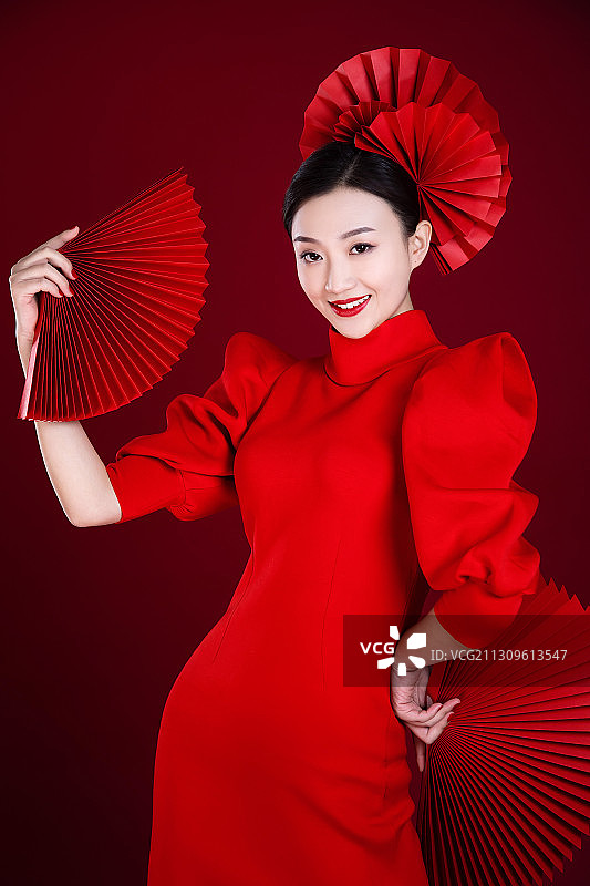 中国红,折扇,年青女人,时装模特图片素材