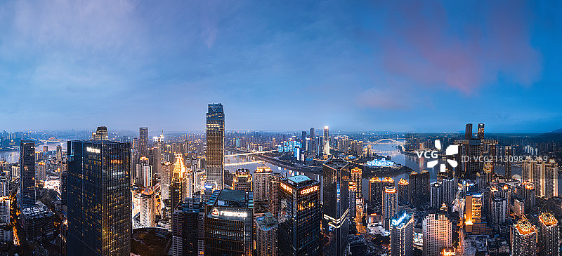 在重庆渝中区联合国际看江北嘴航拍视角夜景日落天际线楼顶图片素材