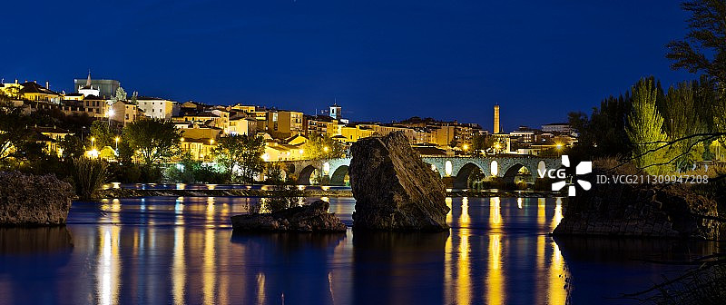 西班牙萨莫拉的照明建筑和杜罗河的夜景图片素材