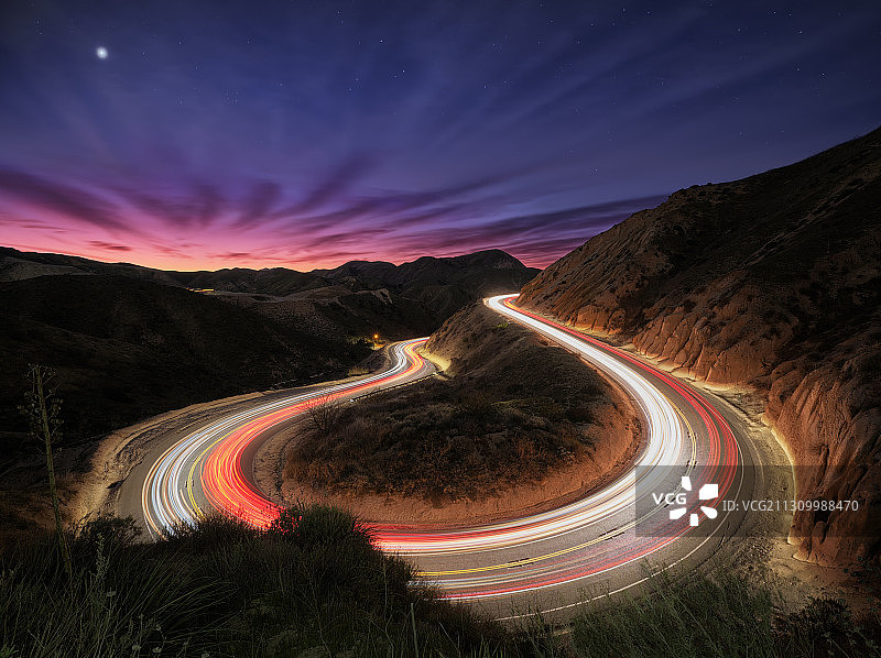 高角度的汽车灯光轨迹在格兰姆斯峡谷的道路在夜晚，摩尔公园，美国，加利福尼亚州，美国图片素材