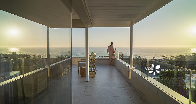 女人放松在阳光阳台日落海景图片素材
