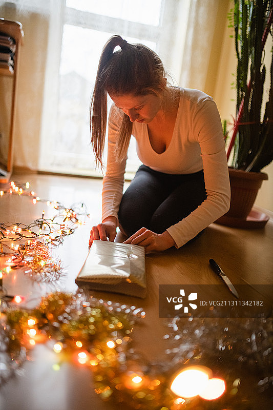 波兰，一名妇女正在包装圣诞礼物图片素材