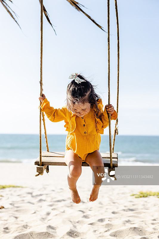 可爱的白人小女孩在阳光下的沙滩上玩耍，秘鲁的蓬塔萨尔卡诺斯图片素材