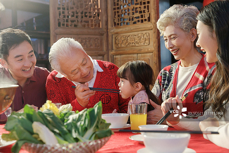 幸福东方家庭过年吃年夜饭图片素材