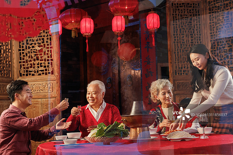 幸福的东方家庭过年吃团圆饭图片素材