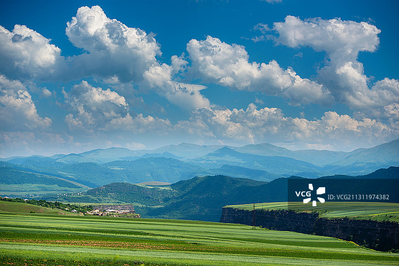 亚美尼亚洛里省，天空下的农田风景图片素材