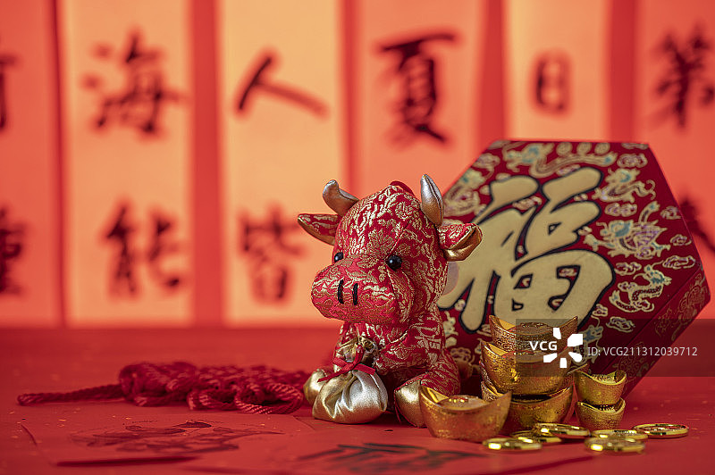 ,中国春节春联前面摆放着中国结和元宝金币图片素材