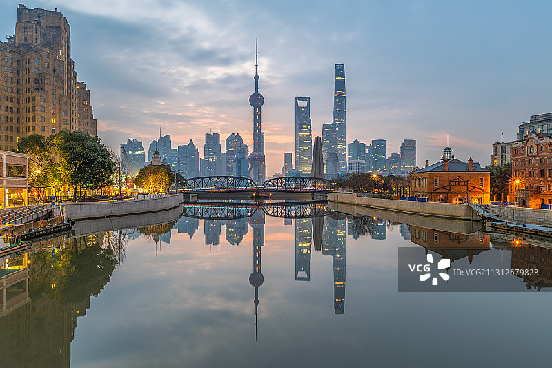 上海陆家嘴金融区与外白渡桥日出风光图片素材