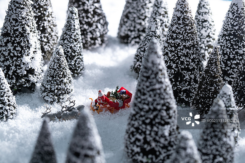 雪地上驯鹿拉着圣诞老人图片素材