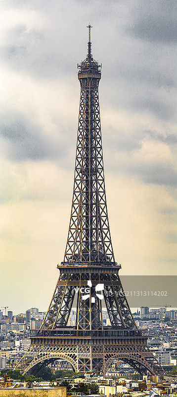 低角度的埃菲尔铁塔对多云的天空，巴黎，法国图片素材