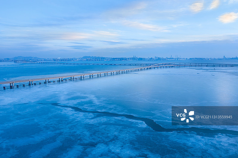 冰冻的海上的大桥图片素材