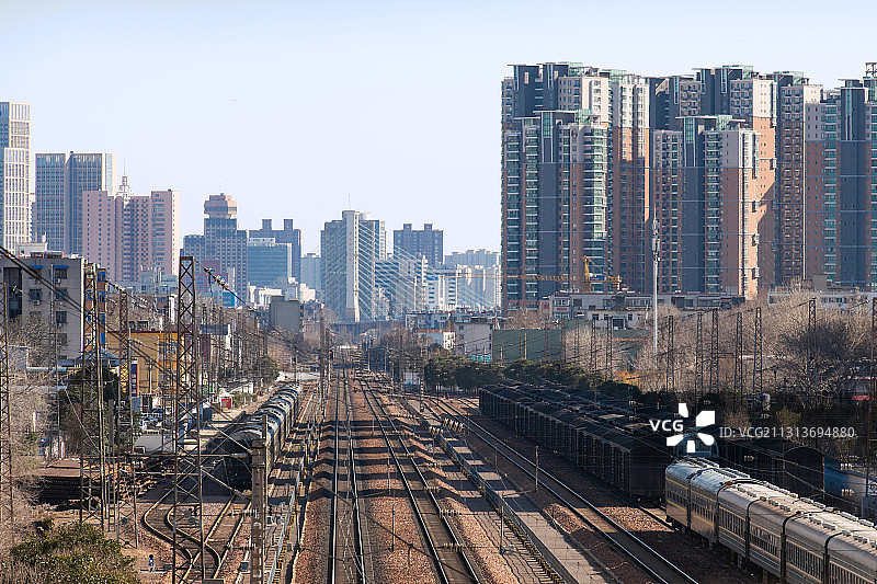 京广铁路线穿过市区居民区高视角景观图片素材