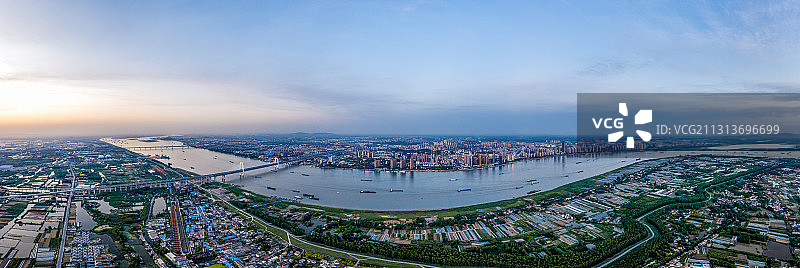 安徽省芜湖市长江沿岸全景城市风光图片素材