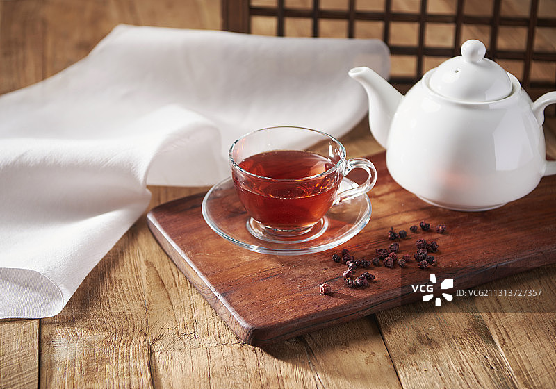 传统的茶是用御花子在茶壶旁边的木板上泡制的图片素材