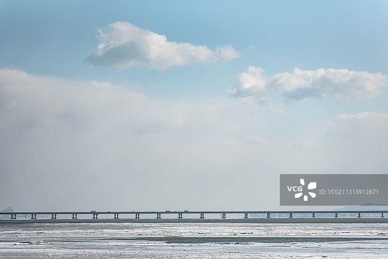 寒冷的冬季青岛跨海大桥下冻结厚厚一层冰图片素材