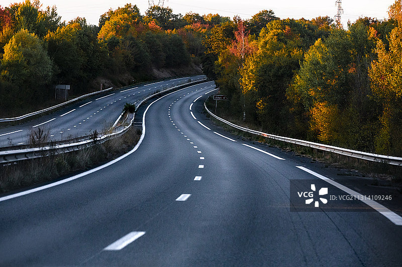 秋季的高速公路highway in autumn图片素材