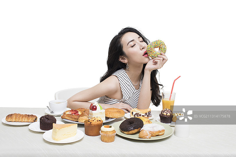 年轻时尚女性吃甜点图片素材