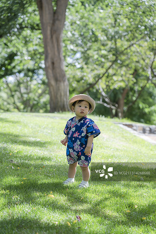 树林中野外拓展休息时的阳光男婴图片素材