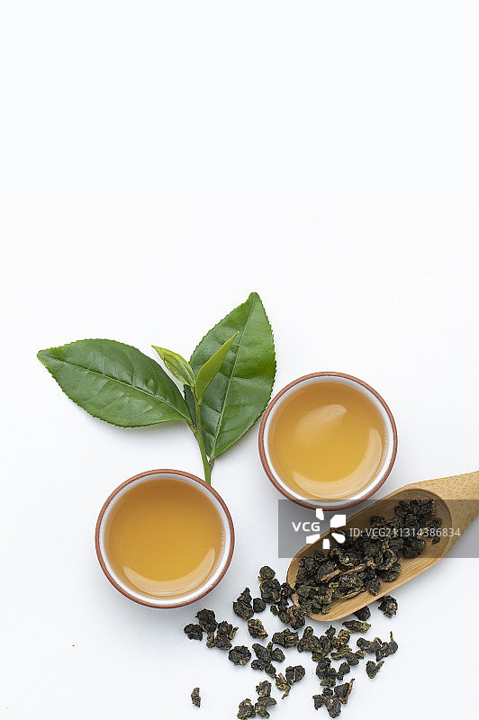 品尝着浓郁的中国茶及一心二叶的新鲜茶叶图片素材