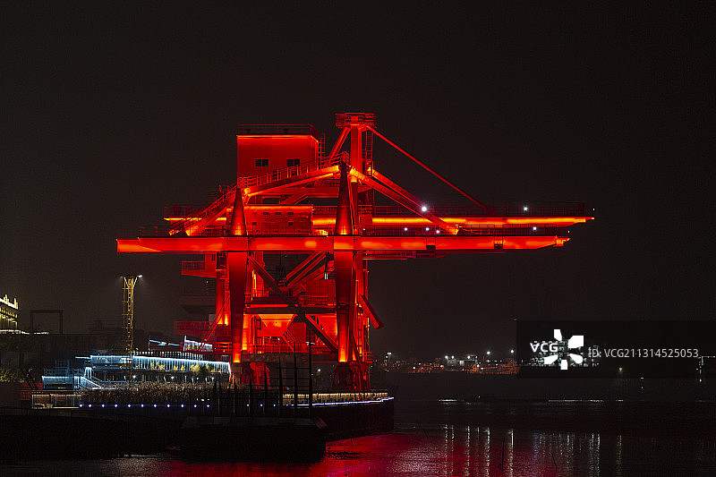 上海杨浦滨江红色的景观船厂塔吊夜景图片素材