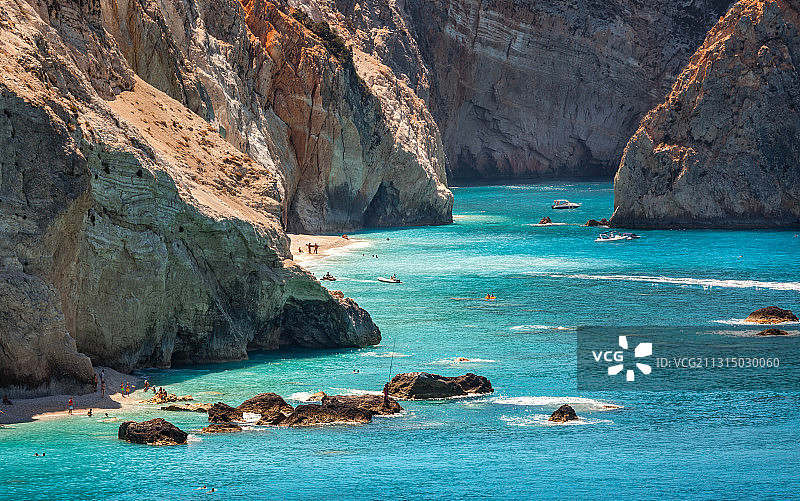 希腊莱夫卡达岛，悬崖之间的海滩和大海的风景图片素材